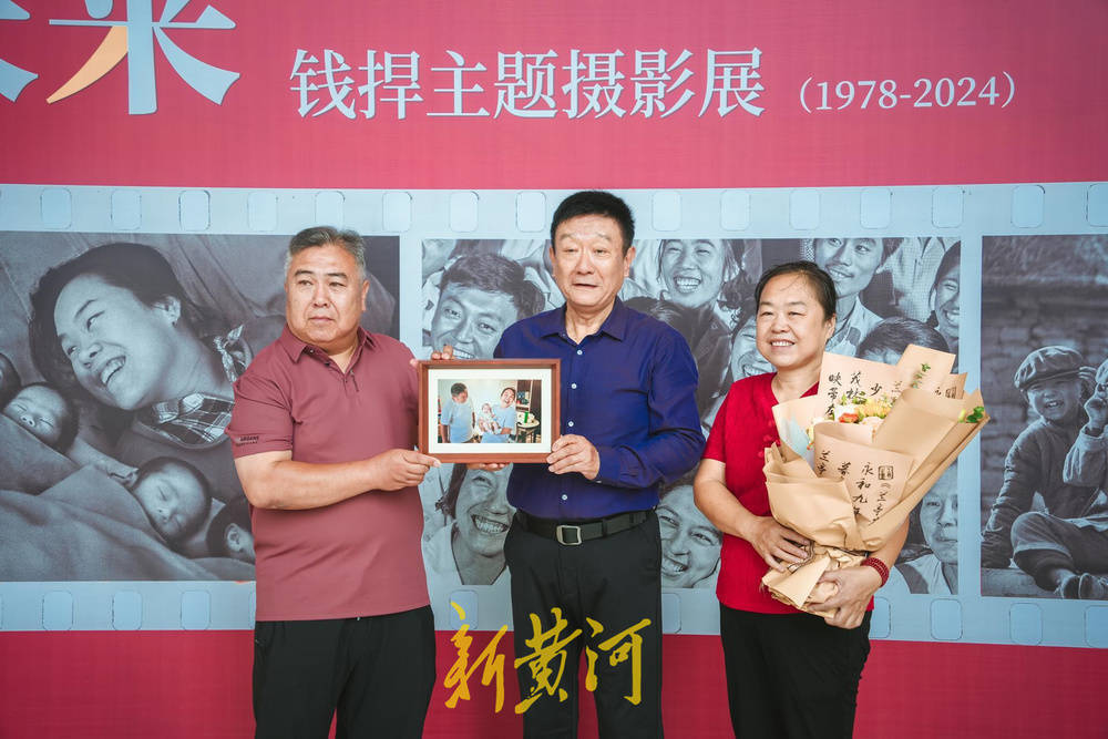 照见未来！钱捍摄影展在济南报业大厦开幕