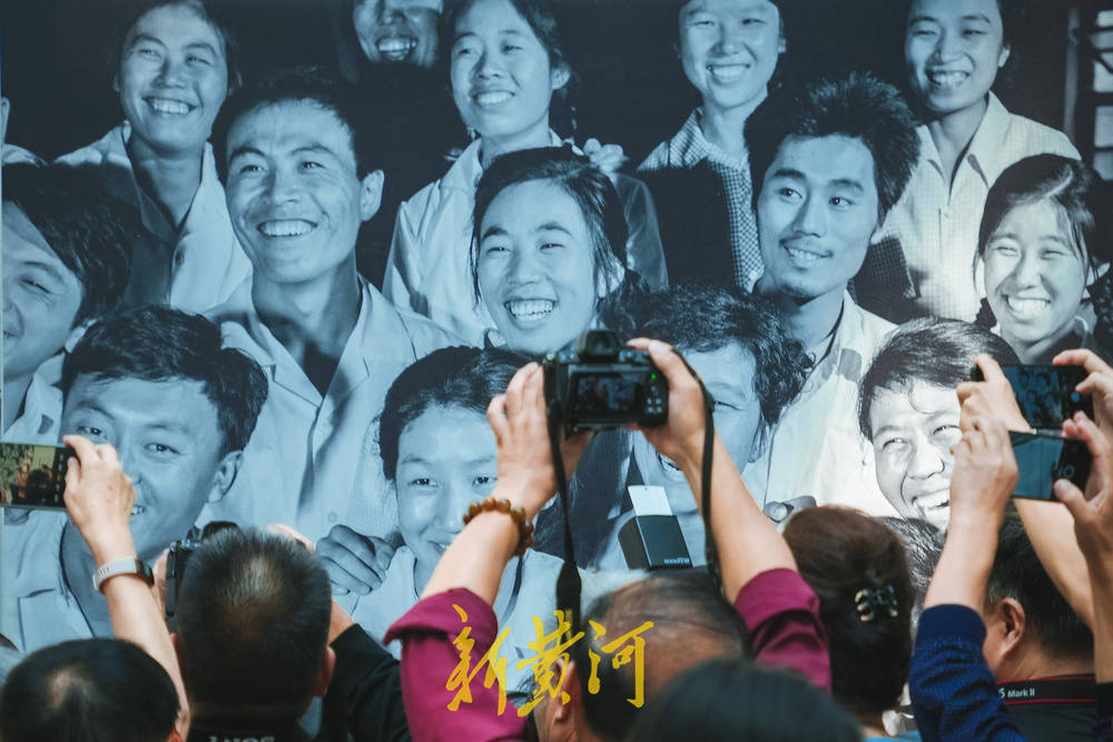 照见未来！钱捍摄影展在济南报业大厦开幕
