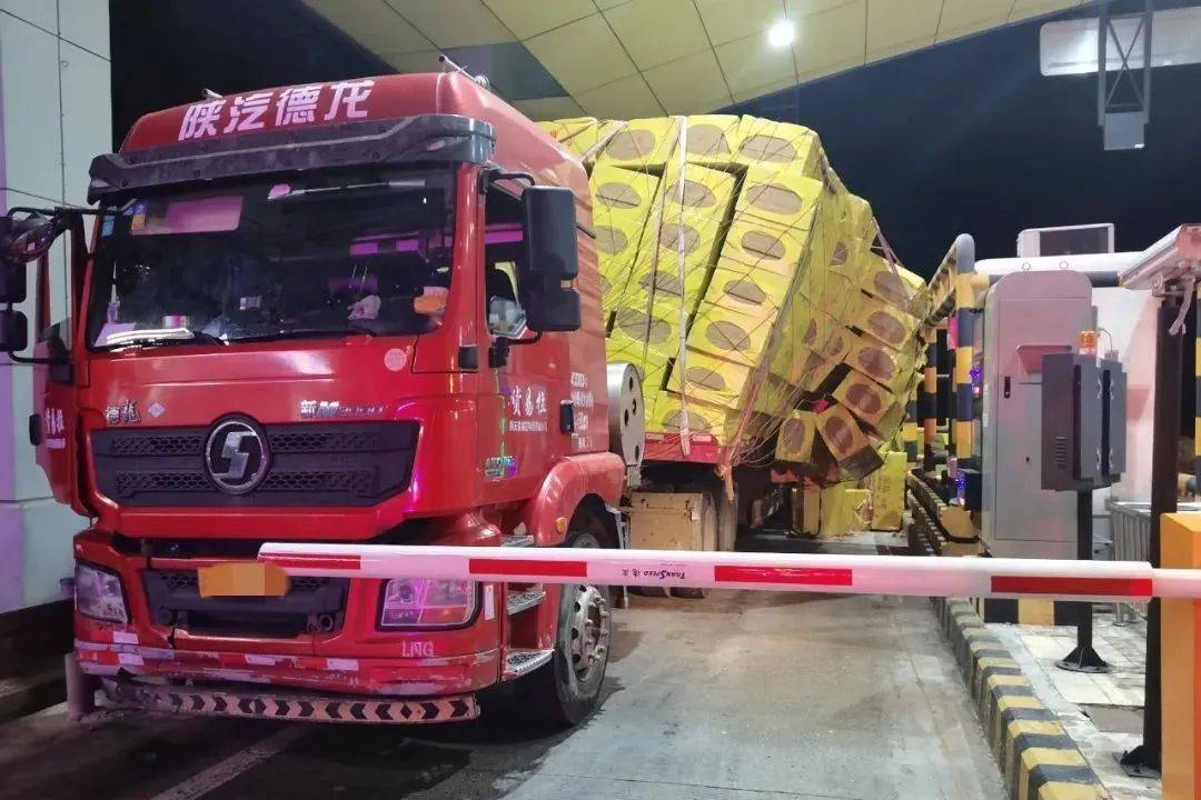 货车冬季高速公路行车安全提示