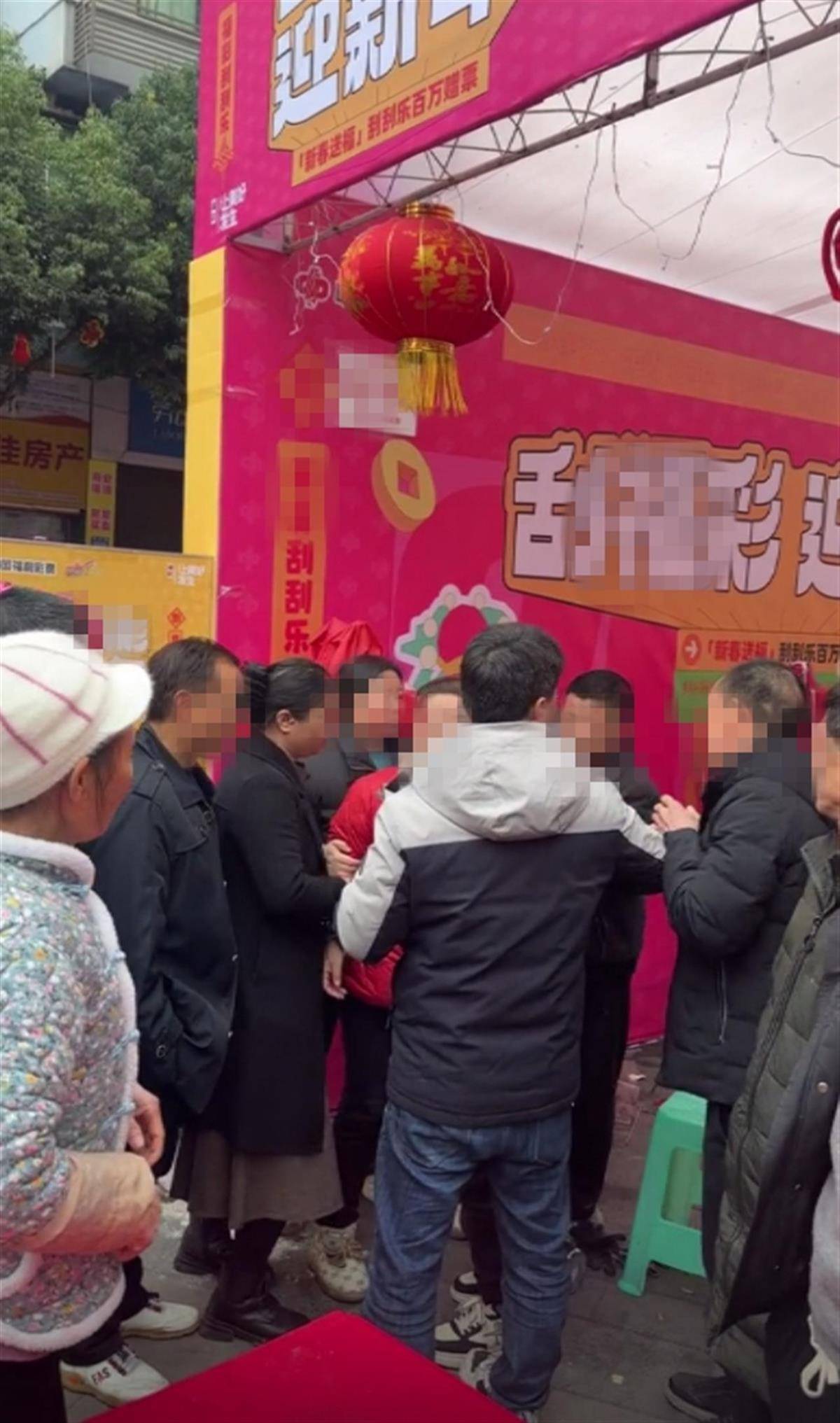 重庆一彩民刮中百万大奖的彩票被彩票点抢回？官方：没有抢夺，已调解处理